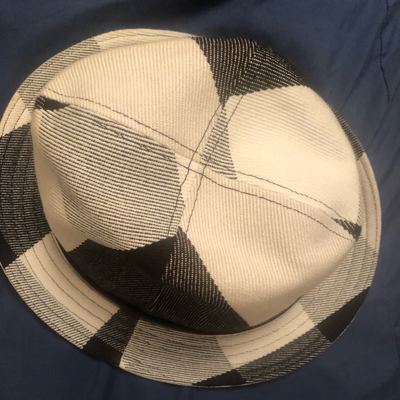 Burberry woman hat for sale. - Picture 2 of 5